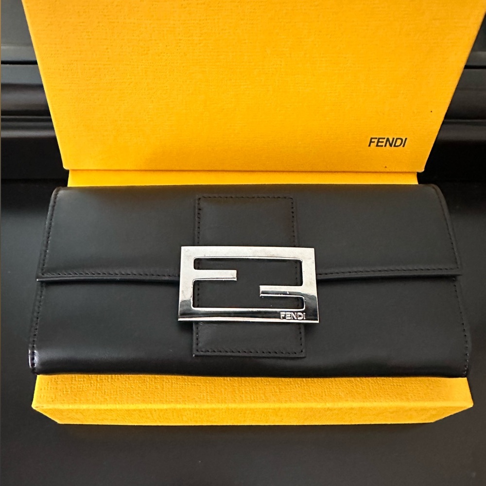 FENDI BAGUETTE WALLET PRISTINE CONDITION